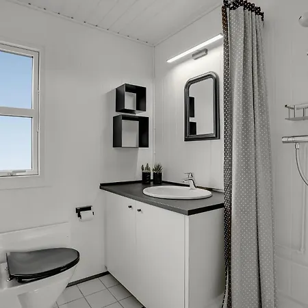 Дом отдыха 4 Bedroom Stunning In