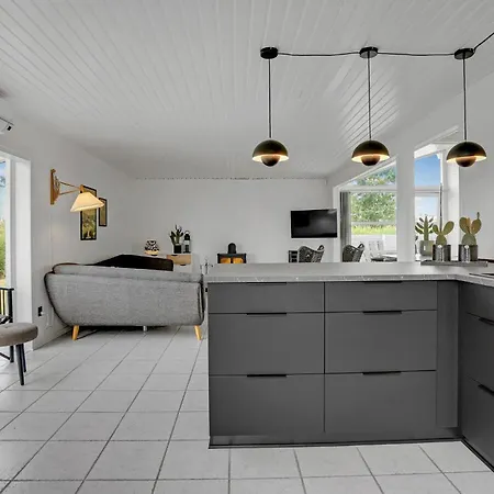 Дом отдыха 4 Bedroom Stunning In *