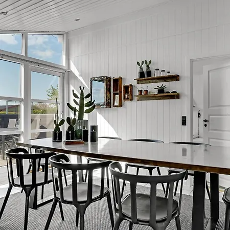 Дом отдыха 4 Bedroom Stunning In