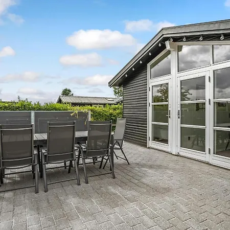 Дом отдыха 4 Bedroom Stunning In *